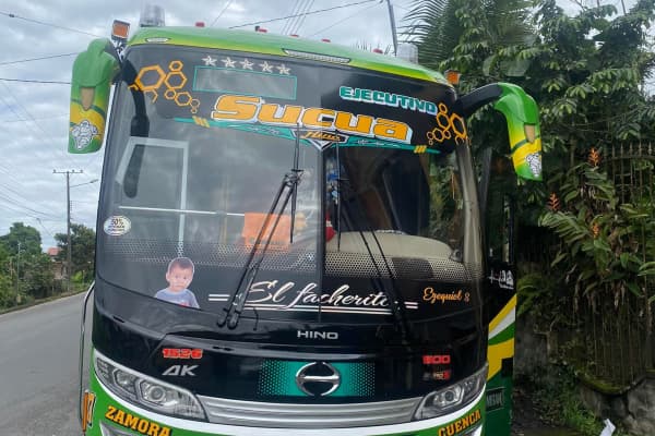 Bus parte frontal de la cooperativa sucua
