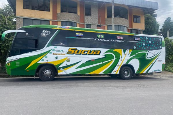 Bus parte lateral derecha de la cooperativa sucua