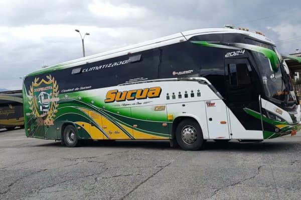 Bus parte lateral de la cooperativa sucua