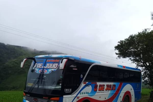 Vista lado frontal bus 24 de Junio