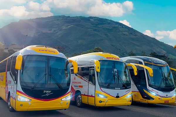 Vista completa del bus cooperativa Baños