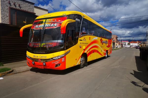 Vista completa del bus cooperativa Nambija