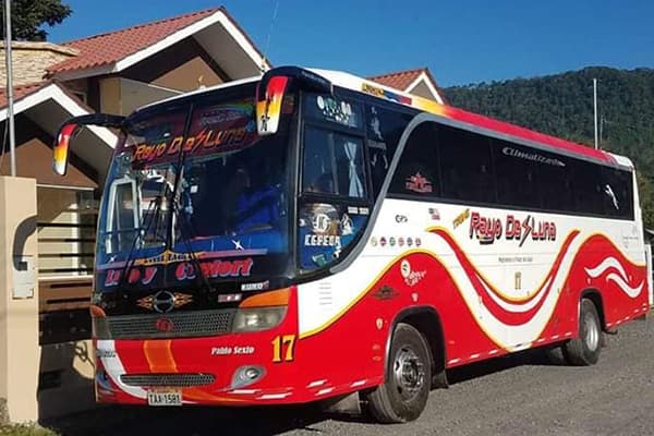 Vista completa del bus cooperativa Rayo del Luna
