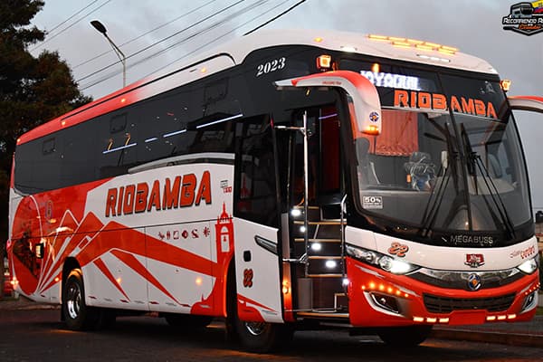 vista lateral del bus de la cooperativa Riobamba
