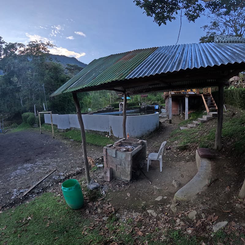 Asadero para compartir con amigos al aire libre