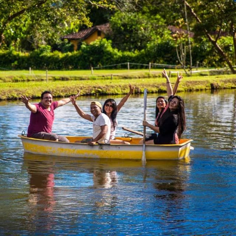 Bote navegable en el Complejo Turístico Tesoro