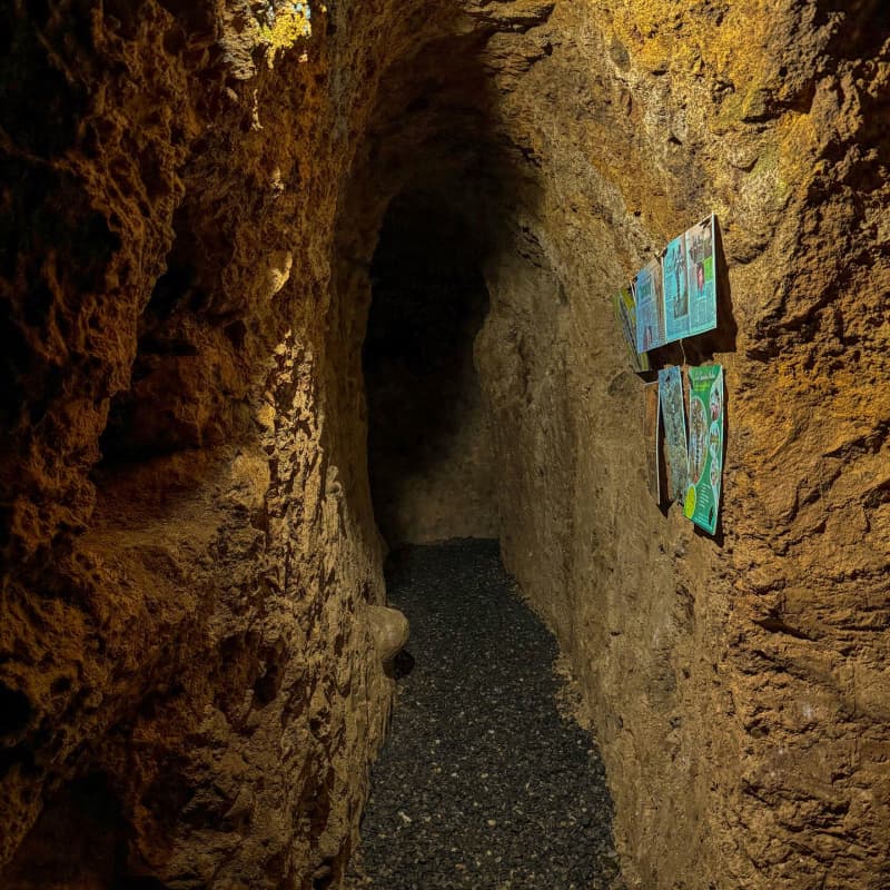 Cuevas bajo tierra con senderos para caminar