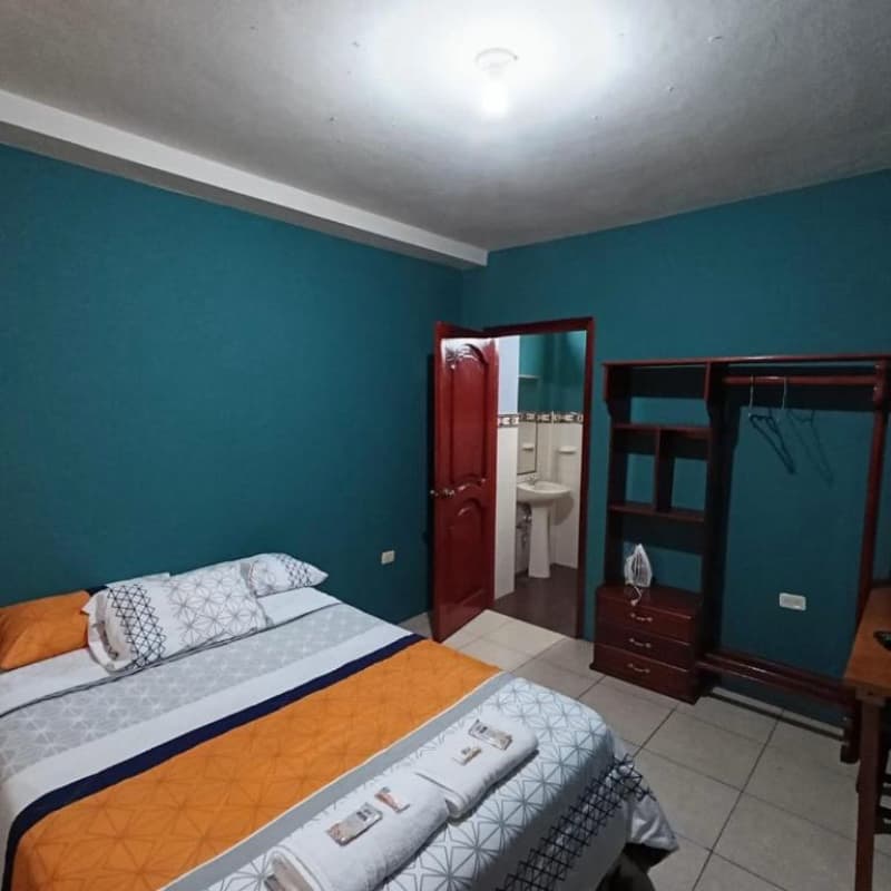cama en un dormitorio amoblado