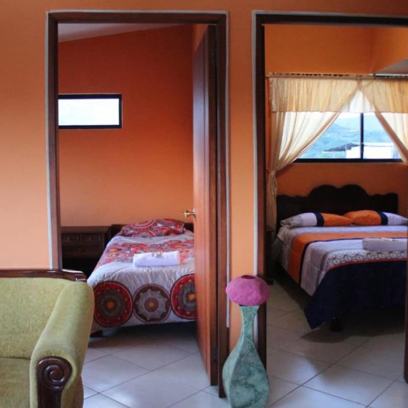 dos cuartos amoblados con camas