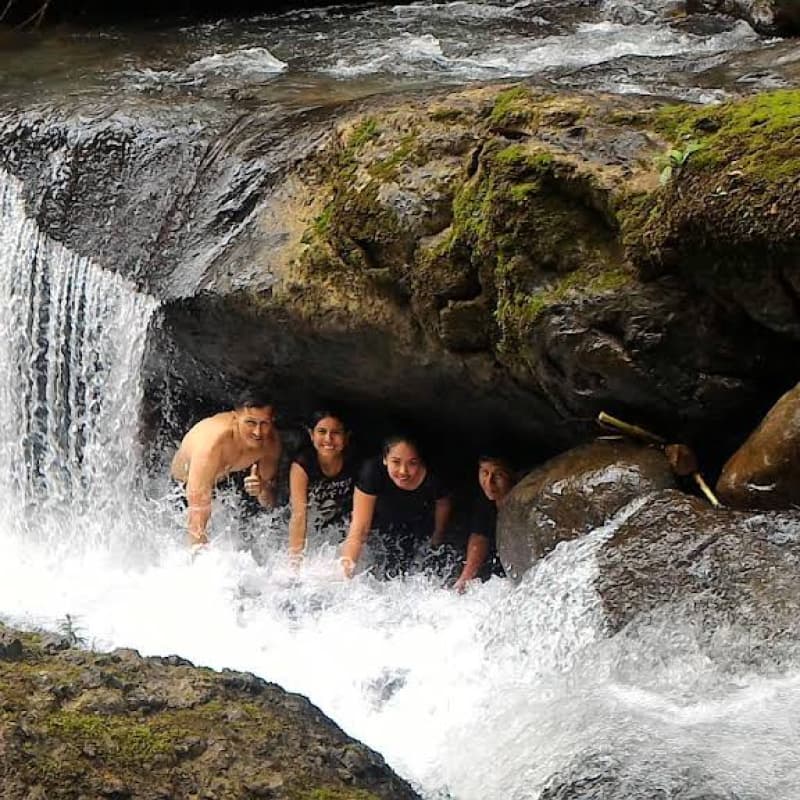 Familia en la cascada Cascadas Umpuankas