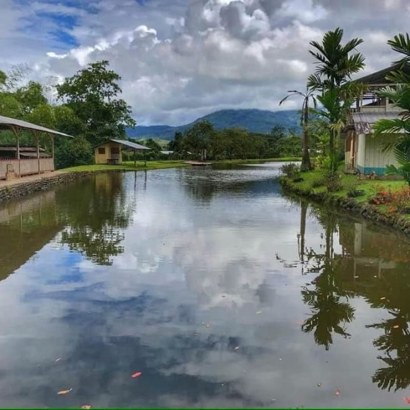 Lago navegable en el Complejo Turístico Tesoro