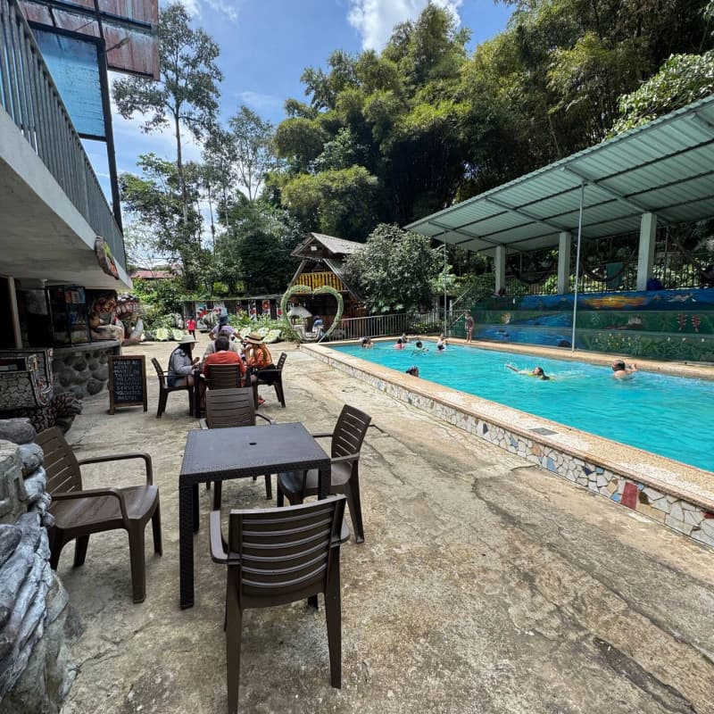 Piscina al aire libre con espacios recreativos