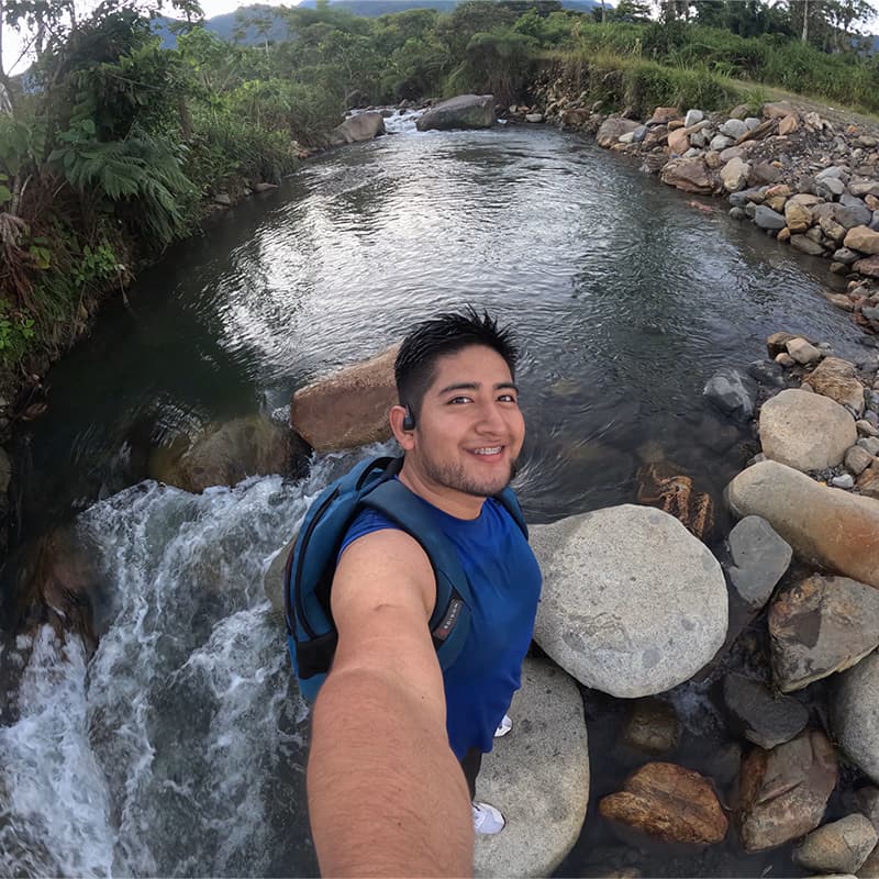Selfie en balneario natural de la comunidad jimbitono