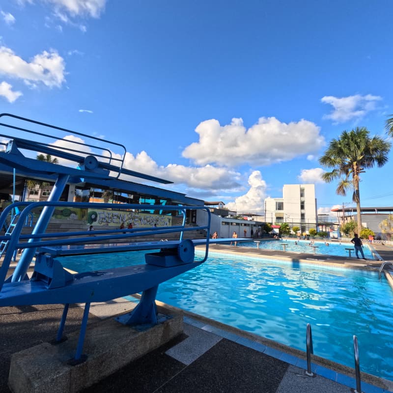 Trampolínes a la piscina del balneario