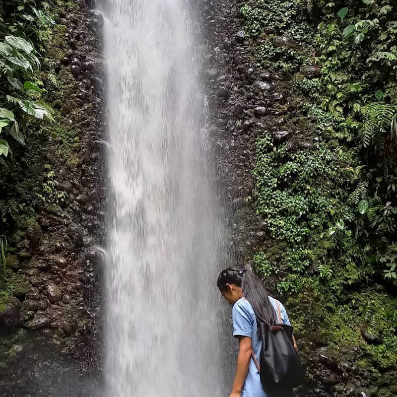 Turista en las cascadas El Triunfo
