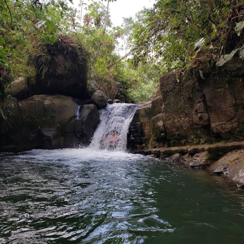 Turista en las cascadas las chontas