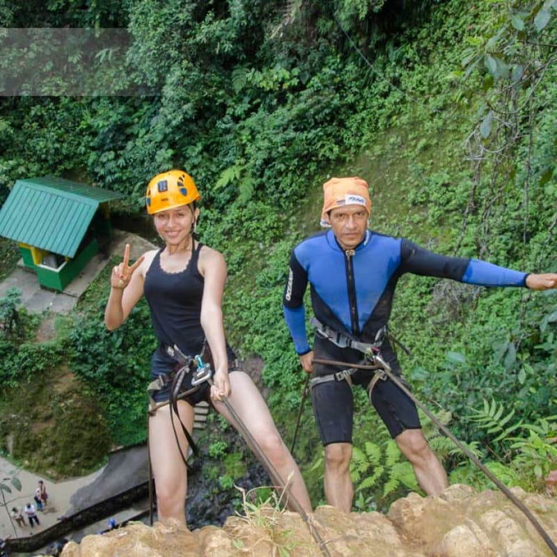 turista haciendo Canyoning con guia