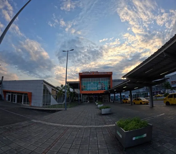terminal terrestre de buses en Ecuador con Capinita