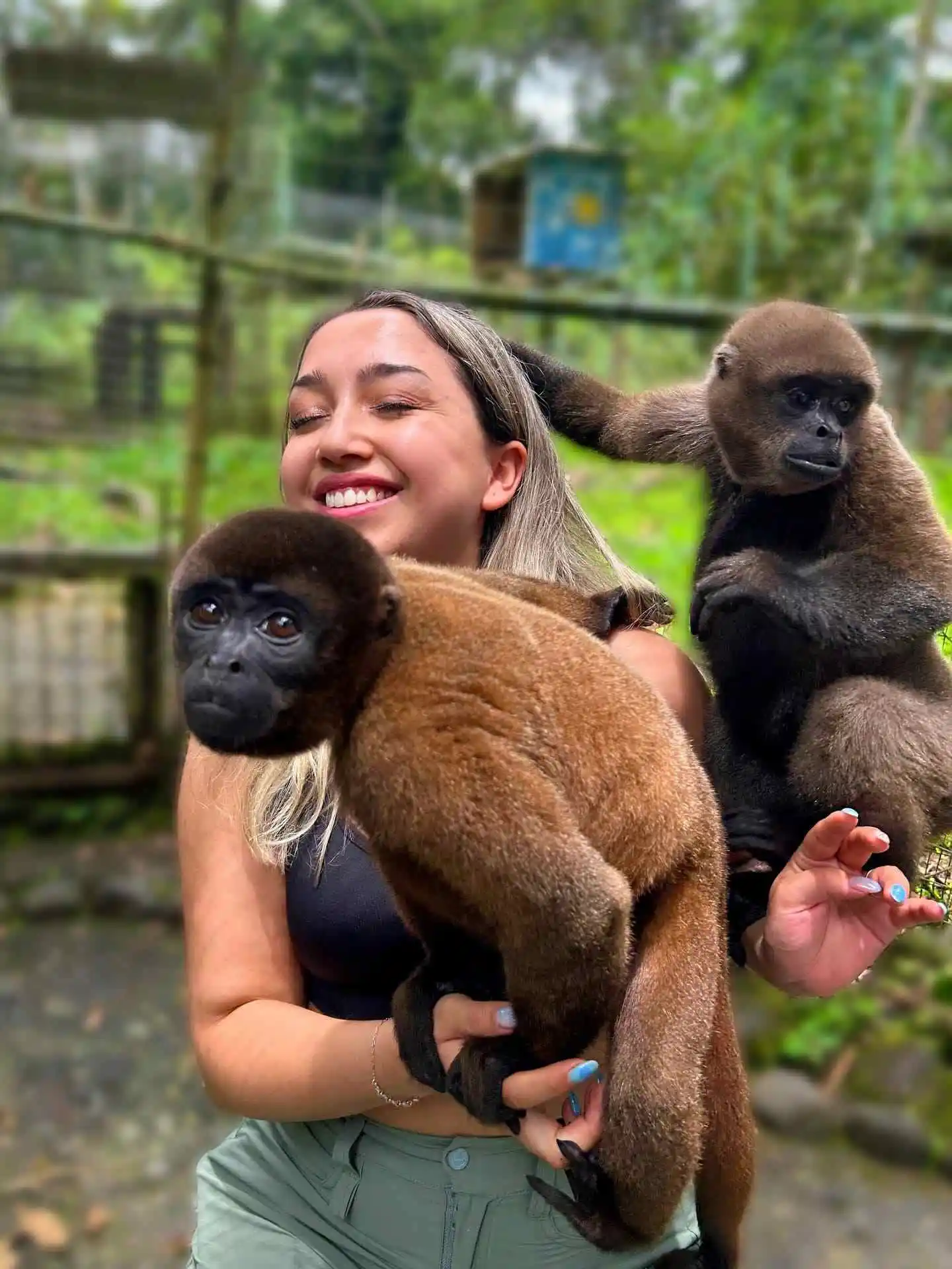 Turista con mono en la Amazonía