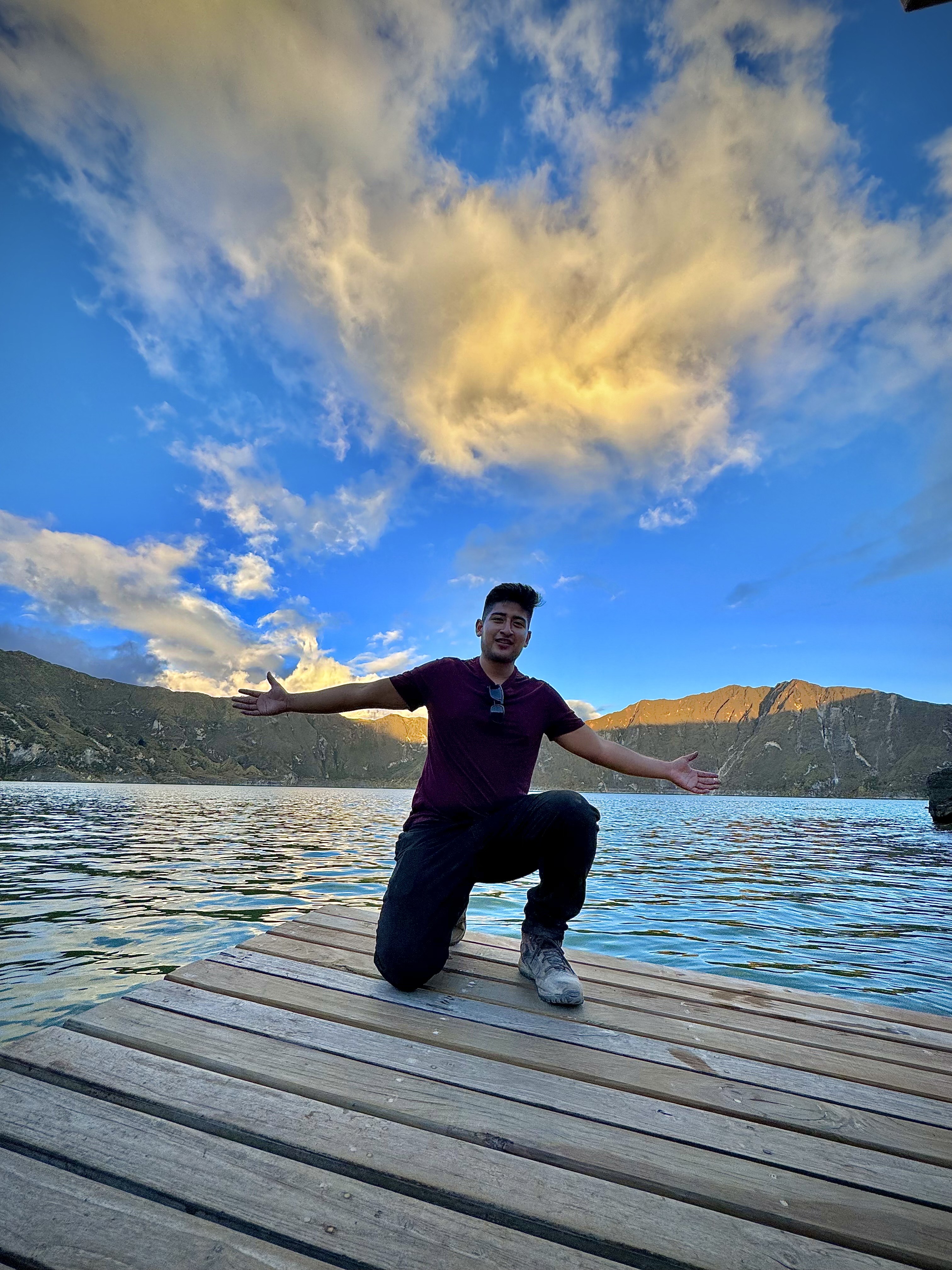 Turista en laguna Quilotoa